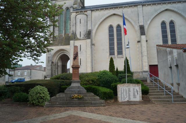 Le monument aux morts de Saint-Denis-la-Chevasse.