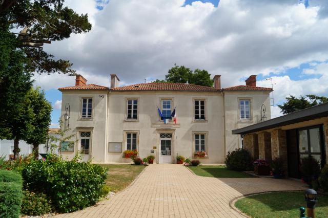 La mairie de Saint-Michel-en-l’Herm depuis la place.