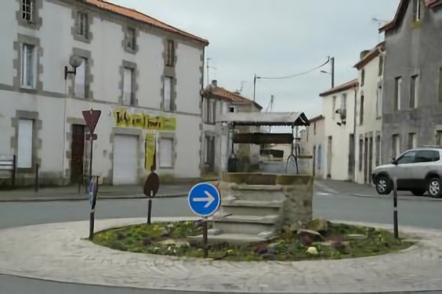 Saint-Aubin-des-Ormeaux, giratoire décoré place de l'église