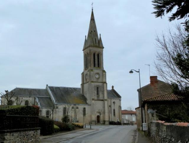 Eglise de loin à St Hilaire de Voust (THIEU)