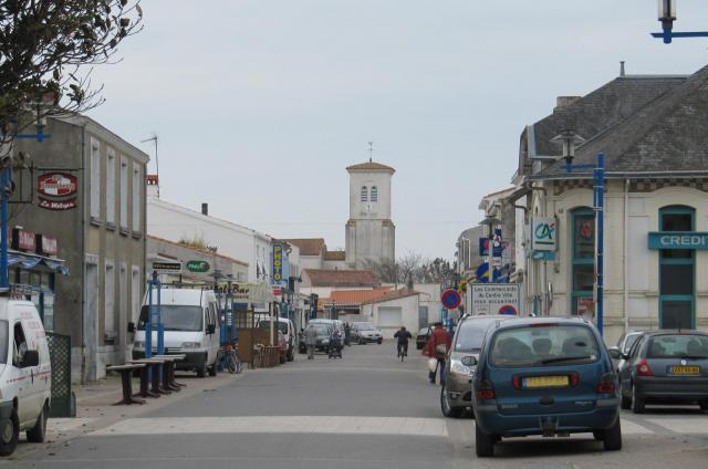 rue commerçante principale de l'Aiguillon-sur-Mer en avril 2010.