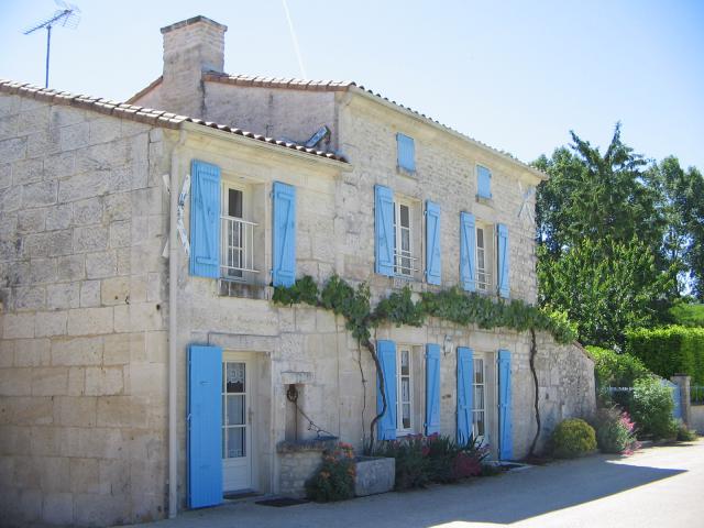 une maison aux volets bleus près du port de Courdault (85)