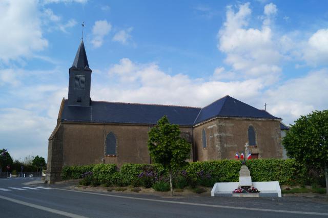 L’église Saint-Urbain et monument aux morts de Saint-Urbain.