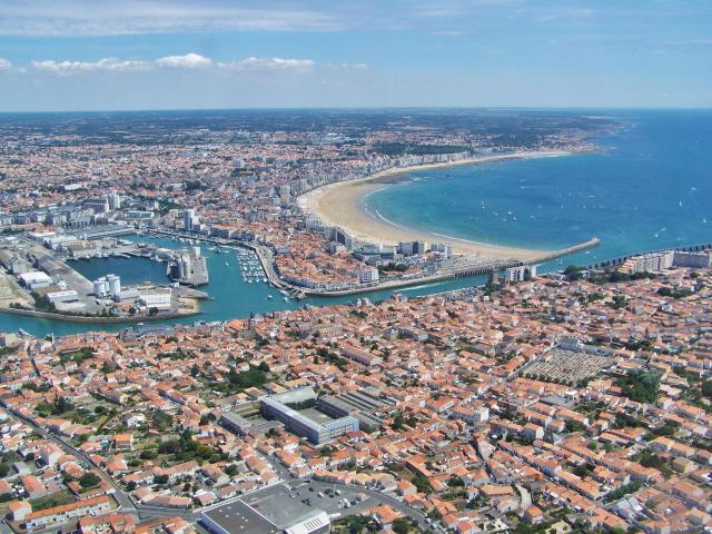 Vue aérienne des Sables d'Olonne, en Vendée, sur la côte atlantique française.
