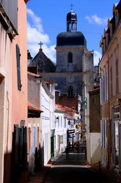 Rue des Halles avec l'église Notre Dame de Bon Port, Les Sables-d'Olonne, France