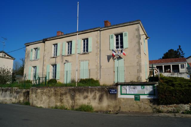 La mairie de Faymoreau depuis la rue Coron-du-Bas-de-Soie, dans « Faymoreau-Mines ».
