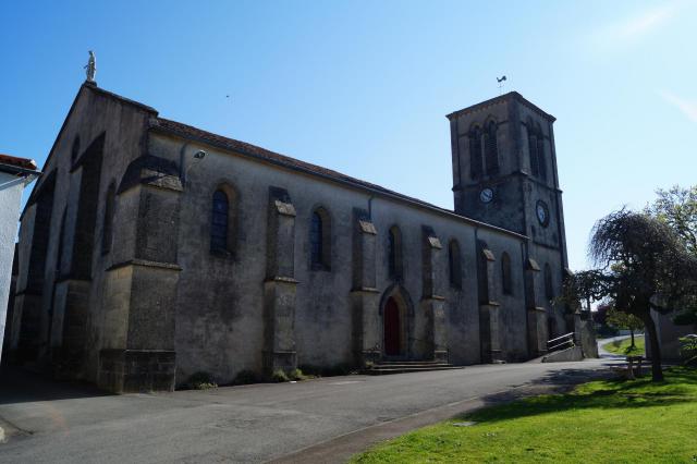 L’église Saint-Hilaire d’Antigny depuis la place du Puits-Bouché.
