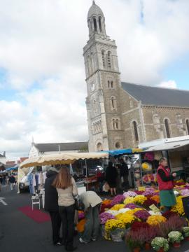 Saint-Gilles-Croix-de-Vie dans le département de la Vendée (France) : Marché côté Croix-de-Vie en octobre 2008. À l'arrière-plan…