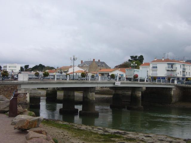 Saint-Gilles-Croix-de-Vie dans le département de la Vendée (France) : Le pont de la Concorde sur le fleuve de la Vie.