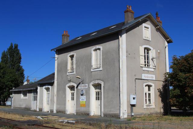 Le bâtiment voyageurs de la gare de Pouzauges en Vendée.