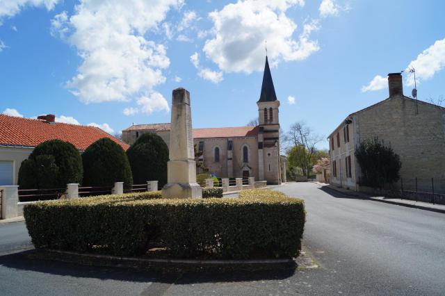 Le monument aux morts et l’église Saint-Pierre de Chasnais depuis la rue de-Lattre-de-Tassigny.