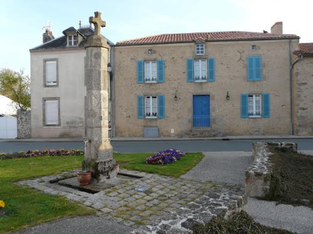 Les Landes-Genusson, calvaire et fontaine près de l'église