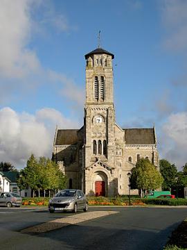 La chiesa di Saint-Pierre a Les Lucs sur Boulogne, costruita tra il 1898 ed il 1908, occupa la posizione dominante del paese.