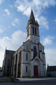 L’église Notre-Dame-de-la-Nativité de Château-Guibert depuis la place de l’Église.