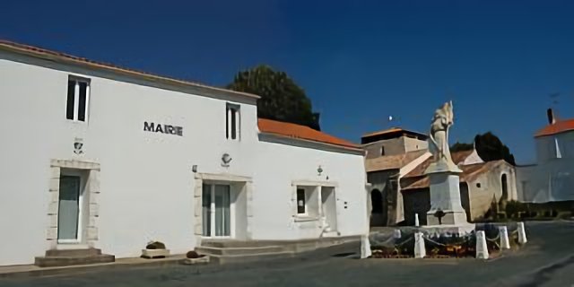 Sainte Radegonde des Noyers, la mairie