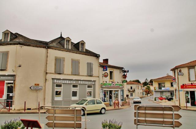 Le bourg, rue Saint-Laurent.