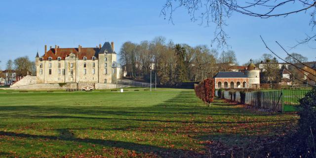 Château de Vendeuvre-sur-Barse avec son orangerie et son colombier