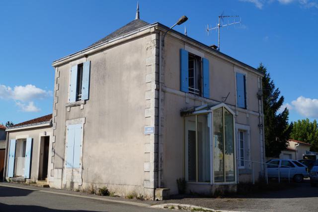 Le bureau de poste.