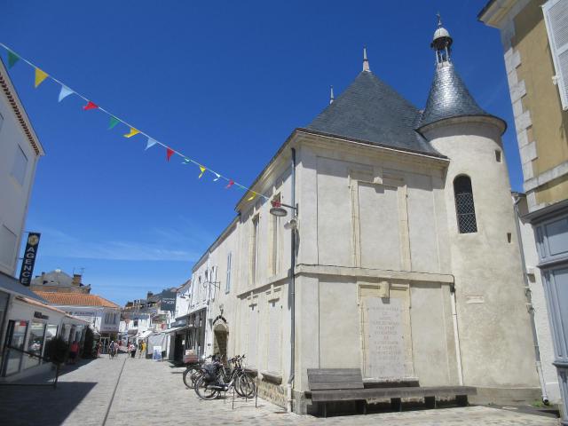 Maison natale de Marie-Euphrasie Pelletier à Noirmoutier-en-l'Île, située à l'angle de la Grande-Rue et de la rue des Douanes