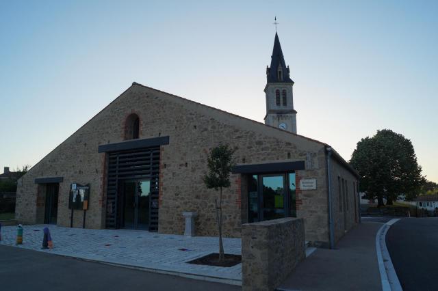 La bibliothèque municipale et l’église Sainte-Melaine du Tablier depuis la rue Principale.
