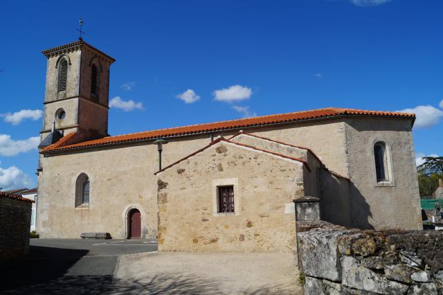 L’église Saint-Jean-Baptiste de Bessay depuis la rue de l’Église.