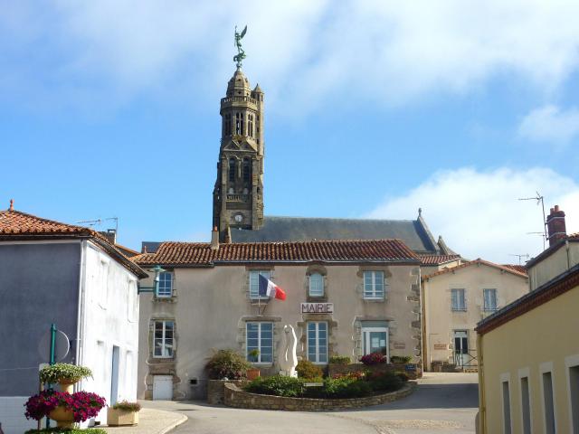 Saint-Michel-Mont-Mercure : église paroissiale et mairie