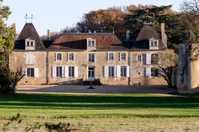 La façade du château de la Cigogne de Mignaloux-Beauvoir.