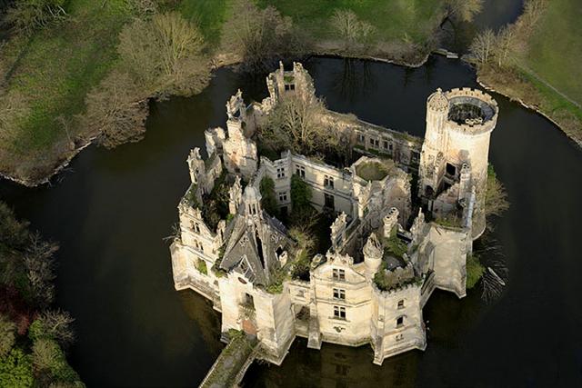 Vue oblique ouest des superbes ruines du Château de La Mothe-Chandeniers.