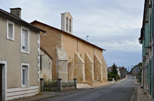 Rue déserte, La Chapelle Bâton, Vienne, France.