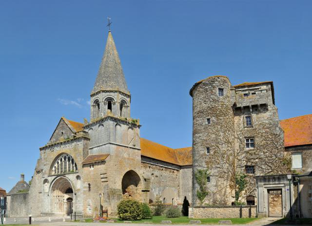 Façade de la chapelle Saint-Laurent à Montmorillon et ancien Hôtel-Dieu