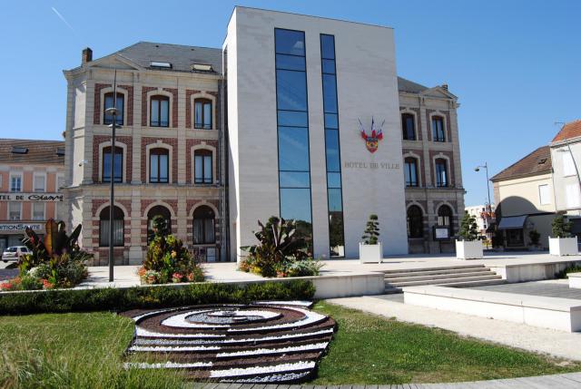 Le parvis de l'hôtel de ville de Romilly-sur-Seine