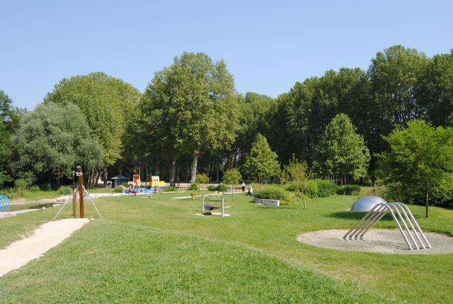 Véritable poumon vert au cœur du centre-ville, ce vaste lieu comprend notamment un jardin pour enfants, un arboretum, un parcours de…