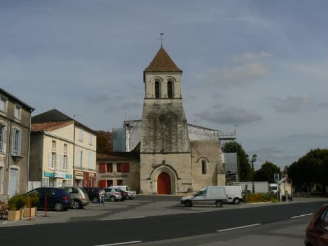 86 EGLISE VENDEUVRE DU POITOU