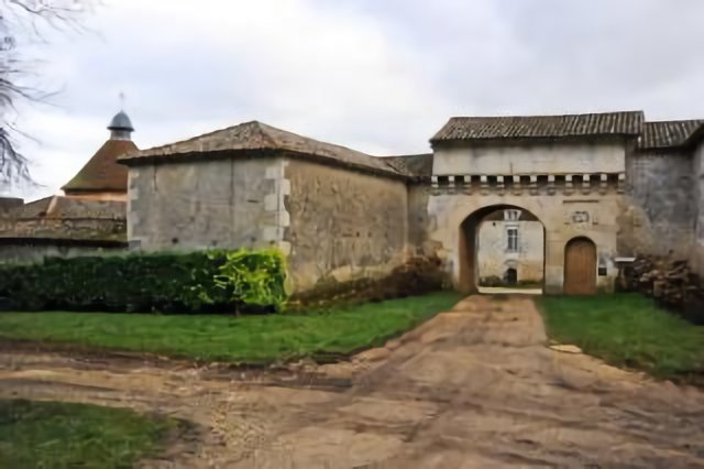 86 ST-PIERRE-D'EXCIDEUIL Colombier du château de Leray