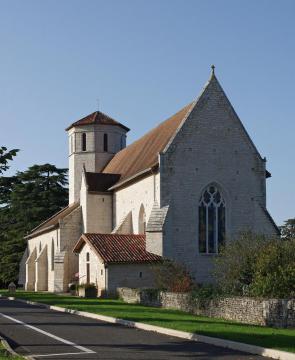 Église de Blanzay (XIIe et XVe siècles) avec un clocher roman octogonal et un chevet gothique. Blanzay, Vienne, France