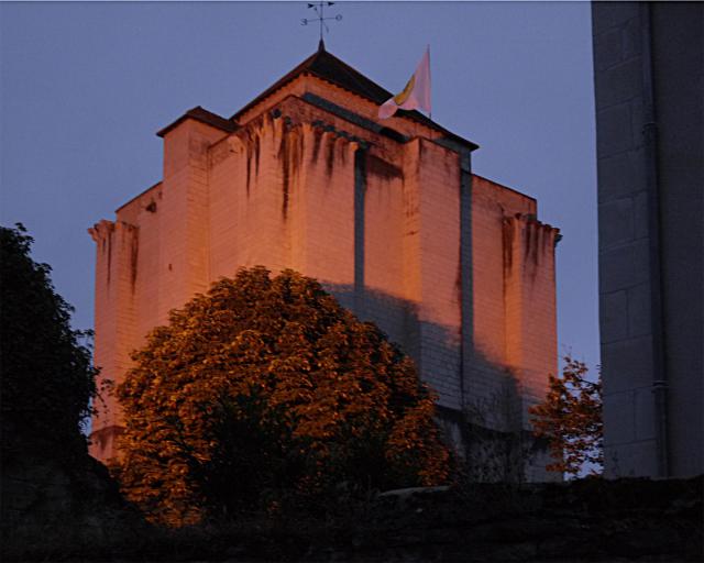 Le donjon de La Roche-Posay - partie haute, vue depuis un angle, au coucher du soleil