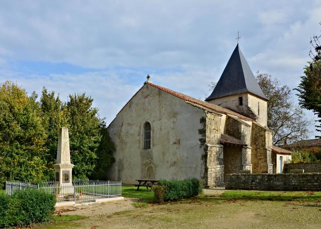 Vue sud-ouest de l'église de Linazay, Vienne, France.