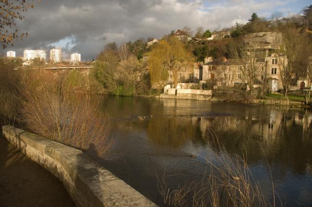 Vue des bords du Clain au pont Joubert à Poitiers, avec les tours des Couronneries au loin et les falaises des Dunes.