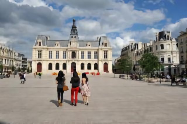 La nouvelle place Leclerc refaite en 2011 devant l'hôtel de ville