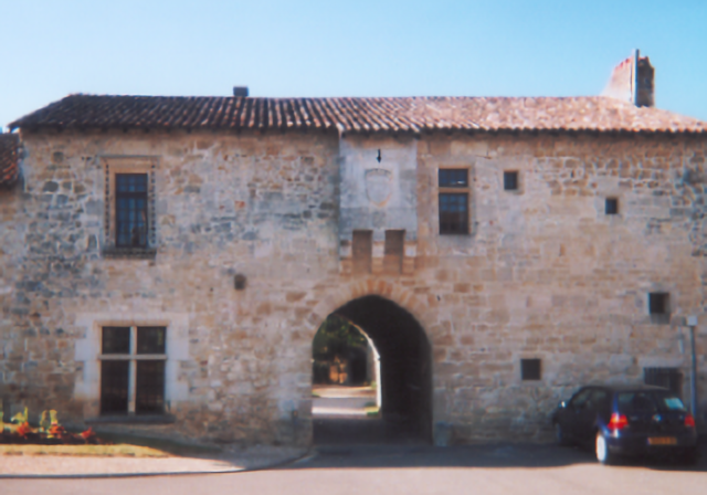 Façade du logis abbatial de Fontaine-le-Comte Date : 13 juin 2004