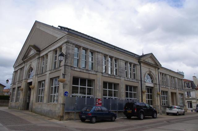 Halles et Mairie de Gençay, Vienne (France)