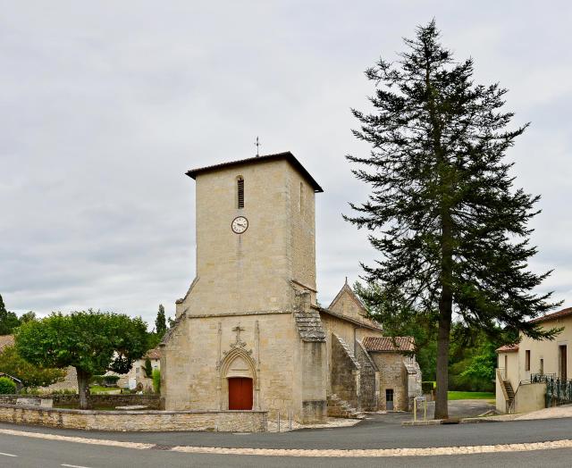 Église (XIIe et XVe siècles) et place, au bord de la route D 103, Saint-Macoux, Vienne, France.