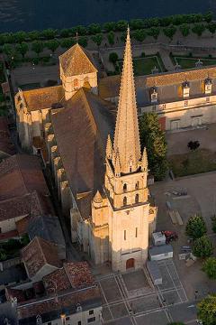Vue aérienne oblique ouest de l'église de Saint-Savin (Vienne).