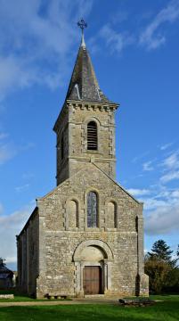 Façade de l'église restaurée au XIXe siècle (avec portail du XIIe), Surin, Vienne, France.
