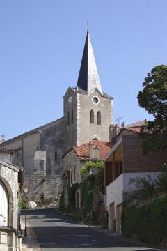 Église Saint-Sulpice de Charroux vue depuis la rue Saint-Sulpice Vienne, France.