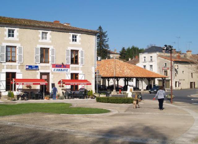 Charroux - cafe
