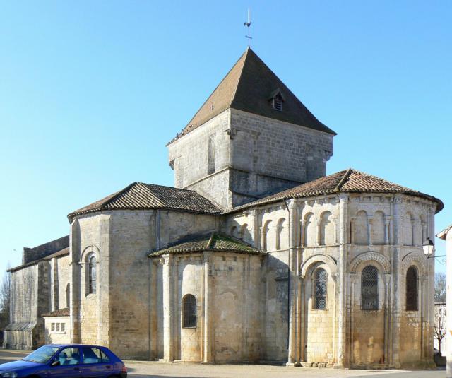Église Saint-Maurice de Saint-Maurice-la-Clouère, du XIIe siècle.