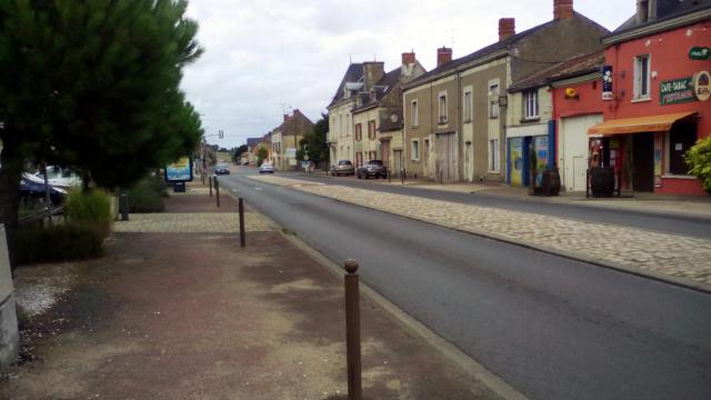 Le village de la Tricherie au bord de la RN10 sur la commune de Beaumont-Saint-Cyr