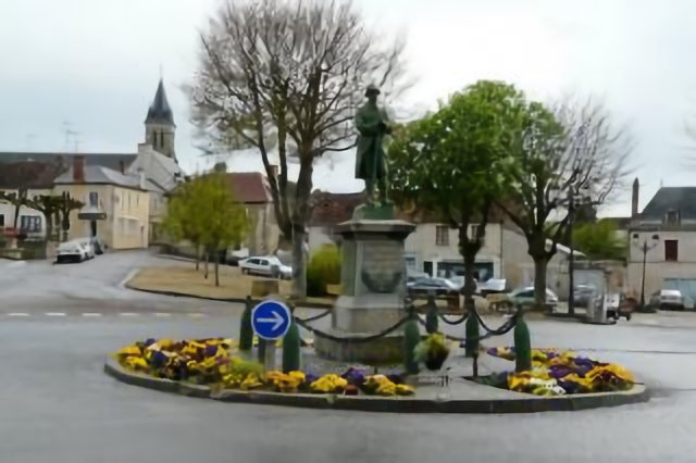 Saint Pierre de Maillé, rond-point avec le monument aux morts
