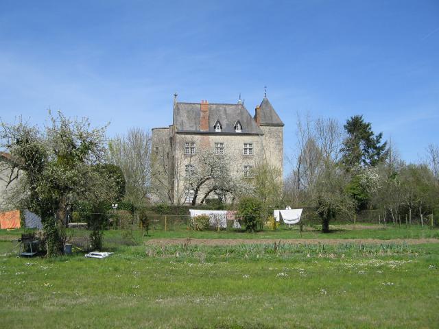 Un château dans Persac en avril 2010